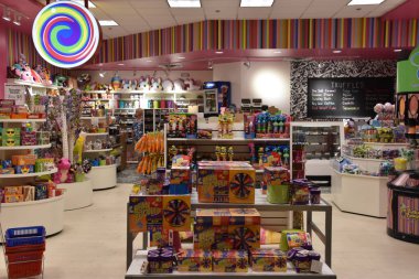 Bloomington, Minnesota - Tem 27: Şeker dükkanı, Mall of America Bloomington, Minnesota, 27 Temmuz 2017 üzerinde görüldüğü gibi. Leaseable alanı açısından en büyük ikinci alışveriş merkezi ve toplam kullanım alanı açısından Amerika Birleşik Devletleri'ndeki en büyük alışveriş merkezi olan.