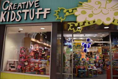 Bloomington, Minnesota - Tem 27: Mall of America Bloomington, Minnesota, 27 Temmuz 2017 üzerinde görülen, yaratıcı Kidstuff. Leaseable alanı açısından en büyük ikinci alışveriş merkezi ve toplam kullanım alanı açısından Amerika Birleşik Devletleri'ndeki en büyük alışveriş merkezi olan.