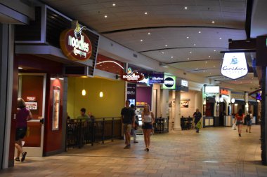 Bloomington, Minnesota - Tem 27: Bloomington, Minnesota, Mall of America adlı 27 Temmuz 2017 üzerinde görüldüğü gibi farklı yemek mekanı. Leaseable alanı açısından en büyük ikinci alışveriş merkezi ve toplam kullanım alanı açısından Amerika Birleşik Devletleri'ndeki en büyük alışveriş merkezi olan.