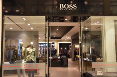 Bloomington, Minnesota - Tem 27: Hugo Boss, Mall of America Bloomington, Minnesota, 27 Temmuz 2017 üzerinde görüldüğü gibi. Leaseable alanı açısından en büyük ikinci alışveriş merkezi ve toplam kullanım alanı açısından Amerika Birleşik Devletleri'ndeki en büyük alışveriş merkezi olan.