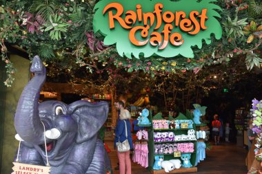 Bloomington, Minnesota - Tem 27: Rainforest Cafe, Mall of America Bloomington, Minnesota, 27 Temmuz 2017 üzerinde görüldüğü gibi. Leaseable alanı açısından en büyük ikinci alışveriş merkezi ve toplam kullanım alanı açısından Amerika Birleşik Devletleri'ndeki en büyük alışveriş merkezi olan.