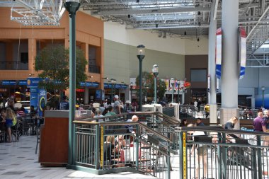Bloomington, Minnesota - Tem 27: Mall of America Bloomington, Minnesota, 27 Temmuz 2017 üzerinde görüldüğü gibi. Leaseable alanı açısından en büyük ikinci alışveriş merkezi ve toplam kullanım alanı açısından Amerika Birleşik Devletleri'ndeki en büyük alışveriş merkezi olan.