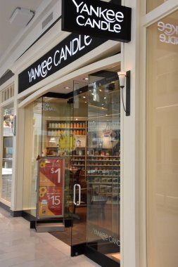 Bloomington, Minnesota - Tem 27: Yankee mum, Mall of America Bloomington, Minnesota, 27 Temmuz 2017 üzerinde görüldüğü gibi. Leaseable alanı açısından en büyük ikinci alışveriş merkezi ve toplam kullanım alanı açısından Amerika Birleşik Devletleri'ndeki en büyük alışveriş merkezi olan.