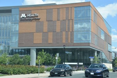 Minneapolis, Minnesota - Tem 28: Sağlık klinikleri ve 28 Temmuz 2017 üzerinde görüldüğü gibi Minnesota Üniversitesi, cerrahi merkezi. Minnesota Üniversitesi Minneapolis ve St Paul ve altıncı en büyük Üniversitesi ABD'de bir üniversitedir.