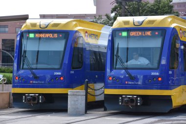MINNEAPOLIS, MN - 27 Temmuz 2017 'de Minneapolis, Minnesota' da görülen hafif tren.
