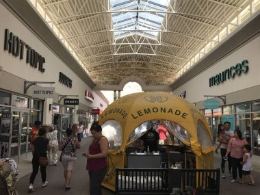 EAGAN, MN - 30 Temmuz 2017 'de görüldüğü gibi, Eagan, Minnesota' daki Twin Cities Premium Outlets.