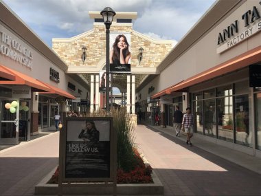 EAGAN, MN - 30 Temmuz 2017 'de görüldüğü gibi, Eagan, Minnesota' daki Twin Cities Premium Outlets.