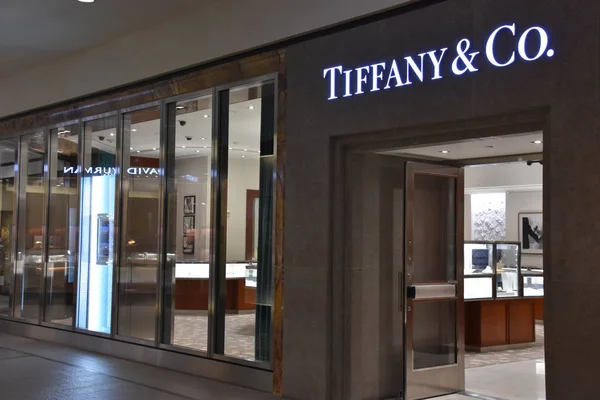 EDINA, MUL - 27 Temmuz 2017 'de Edina, Minnesota' daki Edina Galerisi 'nde Tiffany and Co mağazası.