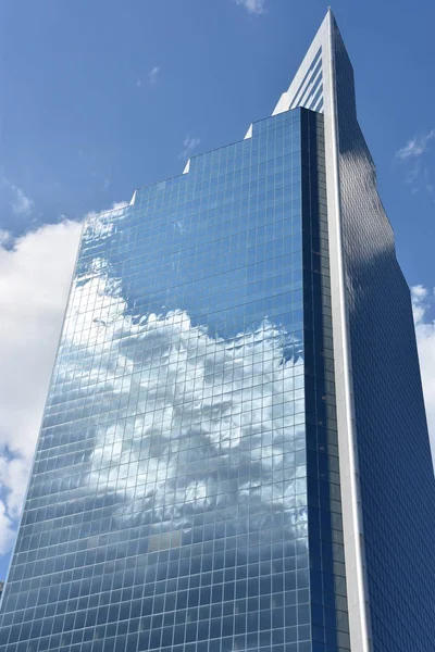 MINNESOTA, MINAPOLIS - 27 Temmuz 2017 'de Minnesota' nın şehir merkezindeki Campbell Mithun Tower 'da görüldü. Minneapolis, Minnesota eyaletinin en büyük şehridir..