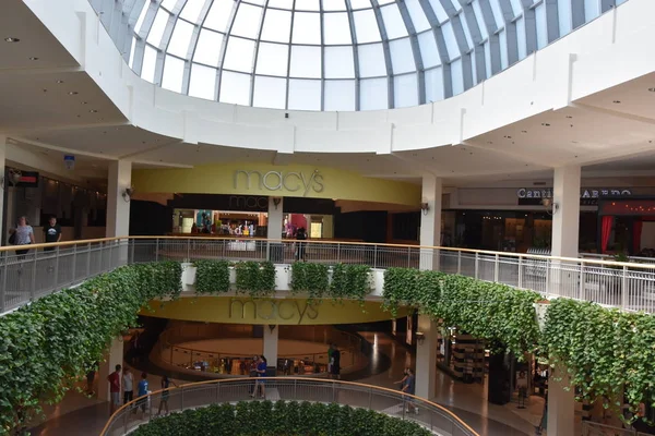 Bloomington, Minnesota - Tem 27: Mall of America Bloomington, Minnesota, 27 Temmuz 2017 üzerinde görüldüğü gibi. Leaseable alanı açısından en büyük ikinci alışveriş merkezi ve toplam kullanım alanı açısından Amerika Birleşik Devletleri'ndeki en büyük alışveriş merkezi olan.