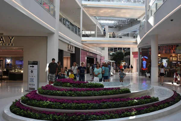 Bloomington, Minnesota - Tem 27: Mall of America Bloomington, Minnesota, 27 Temmuz 2017 üzerinde görüldüğü gibi. Leaseable alanı açısından en büyük ikinci alışveriş merkezi ve toplam kullanım alanı açısından Amerika Birleşik Devletleri'ndeki en büyük alışveriş merkezi olan.