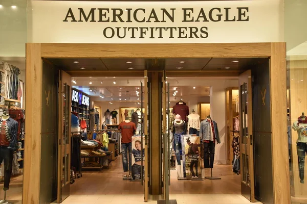 Bloomington, Minnesota - Tem 27: American Eagle, Mall of America Bloomington, Minnesota, 27 Temmuz 2017 üzerinde görüldüğü gibi. Leaseable alanı açısından en büyük ikinci alışveriş merkezi ve toplam kullanım alanı açısından Amerika Birleşik Devletleri'ndeki en büyük alışveriş merkezi olan.