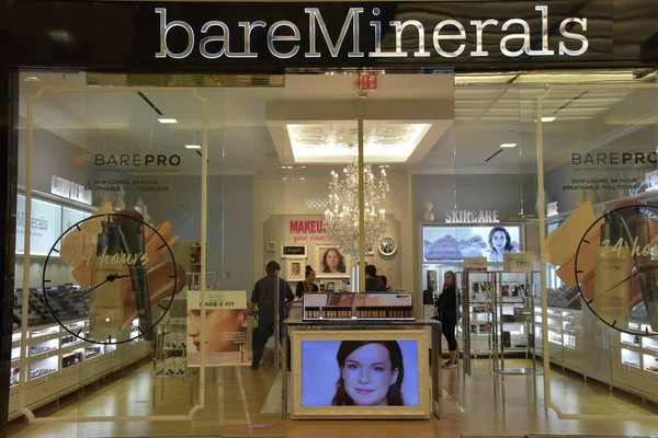 Bloomington, Minnesota - Tem 27: Çıplak mineraller, Mall of America Bloomington, Minnesota, 27 Temmuz 2017 üzerinde görüldüğü gibi. Leaseable alanı açısından en büyük ikinci alışveriş merkezi ve toplam kullanım alanı açısından Amerika Birleşik Devletleri'ndeki en büyük alışveriş merkezi olan.