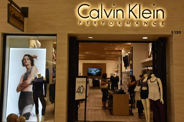 Bloomington, Minnesota - Tem 27: Calvin Klein performans Bloomington, Minnesota, Mall of America adlı 27 Temmuz 2017. Onun leaseable alan ve toplam kullanım alanı açısından Amerika Birleşik Devletleri'ndeki en büyük alışveriş açısından en büyük ikinci alışveriş merkezi.