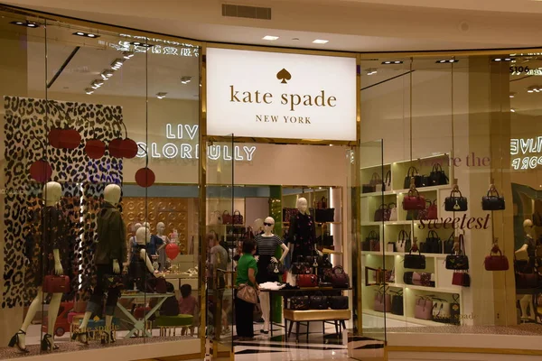 Bloomington, Minnesota - Tem 27: Kate Spade, Mall of America Bloomington, Minnesota, 27 Temmuz 2017 üzerinde görüldüğü gibi. Leaseable alanı açısından en büyük ikinci alışveriş merkezi ve toplam kullanım alanı açısından Amerika Birleşik Devletleri'ndeki en büyük alışveriş merkezi olan.