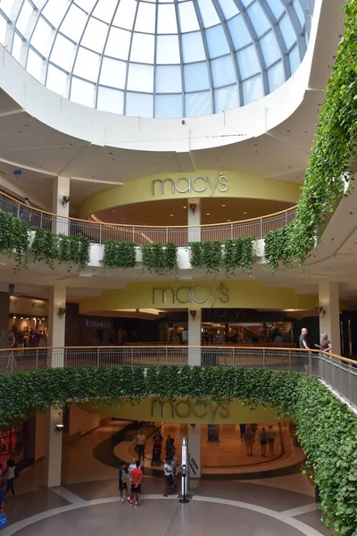 Bloomington, Minnesota - Tem 27: Mall of America Bloomington, Minnesota, 27 Temmuz 2017 üzerinde görüldüğü gibi. Leaseable alanı açısından en büyük ikinci alışveriş merkezi ve toplam kullanım alanı açısından Amerika Birleşik Devletleri'ndeki en büyük alışveriş merkezi olan.