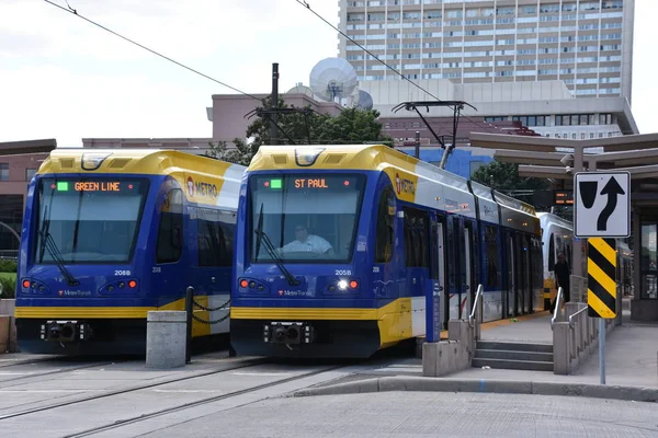 MINNEAPOLIS, MN - 27 Temmuz 2017 'de Minneapolis, Minnesota' da görülen hafif tren.