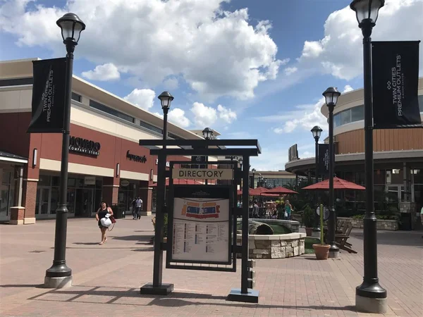 EAGAN, MN - 30 Temmuz 2017 'de görüldüğü gibi, Eagan, Minnesota' daki Twin Cities Premium Outlets.