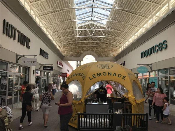 EAGAN, MN - 30 Temmuz 2017 'de görüldüğü gibi, Eagan, Minnesota' daki Twin Cities Premium Outlets.