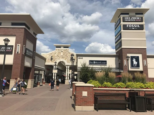 EAGAN, MN - 30 Temmuz 2017 'de görüldüğü gibi, Eagan, Minnesota' daki Twin Cities Premium Outlets.