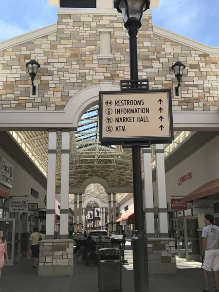 EAGAN, MN - 30 Temmuz 2017 'de görüldüğü gibi, Eagan, Minnesota' daki Twin Cities Premium Outlets.