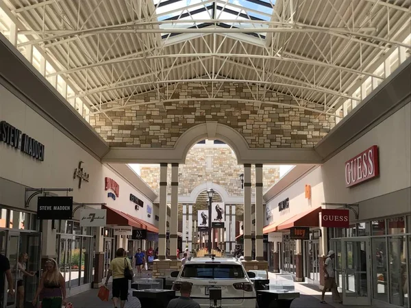 EAGAN, MN - 30 Temmuz 2017 'de görüldüğü gibi, Eagan, Minnesota' daki Twin Cities Premium Outlets.