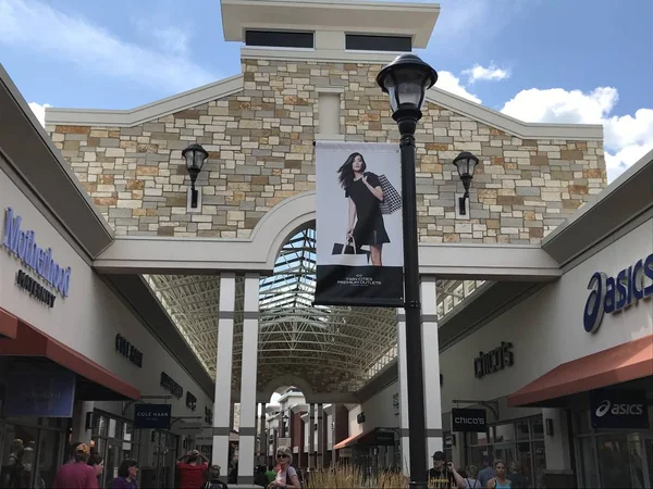 EAGAN, MN - 30 Temmuz 2017 'de görüldüğü gibi, Eagan, Minnesota' daki Twin Cities Premium Outlets.