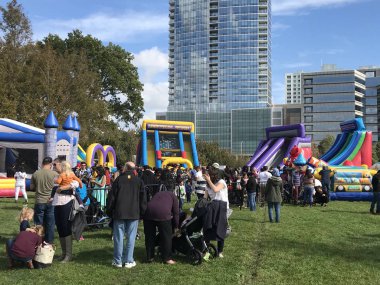 Stamford, Connecticut 'taki Mill River Park Spooktacular, 28 Ekim 2017' de görüldüğü gibi..
