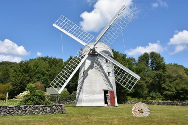 13 Ağustos 2017 'de Jamestown, Rhode Island' daki Jamestown Tarih Topluluğu 'nda görülen yel değirmeni..