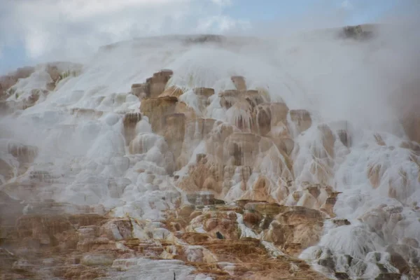 黄石国家公园的猛犸温泉 — 图库照片