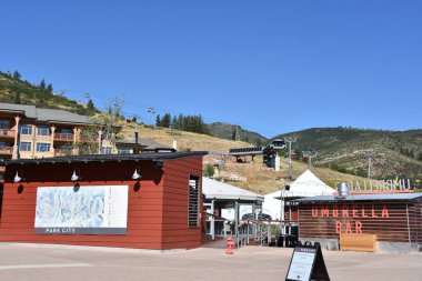 Park City, Ut - Ağustos 29: kızıl çam gondol Park City, Utah, 29 Ağustos 2017 üzerinde görüldüğü gibi kanyonlar Köyü'nde. 8,000 feet yükseklikte için çarpıcı bir yolculuk olacak.