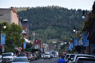 Park City, Utah - 27 Ağustos: Main Street Park City, Utah, 27 Ağustos 2017 üzerinde görüldüğü gibi. Tüccarlar kasabanın kurucu madenciler için catering başladığı 1800 beri ana alışveriş bölgesi olduğunu.