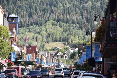 Park City, Utah - 27 Ağustos: Main Street Park City, Utah, 27 Ağustos 2017 üzerinde görüldüğü gibi. Tüccarlar kasabanın kurucu madenciler için catering başladığı 1800 beri ana alışveriş bölgesi olduğunu.