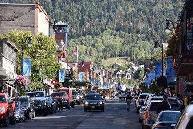 Park City, Utah - 27 Ağustos: Main Street Park City, Utah, 27 Ağustos 2017 üzerinde görüldüğü gibi. Tüccarlar kasabanın kurucu madenciler için catering başladığı 1800 beri ana alışveriş bölgesi olduğunu.