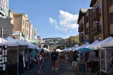 Park City, Utah - 27 Ağustos: Park City, Utah, 27 Ağustos 2017 üzerinde görüldüğü Park aptal Pazar pazarı. O bir çevre dostu açık hava Pazar, sokak Festivali ve Toplum Forumu.