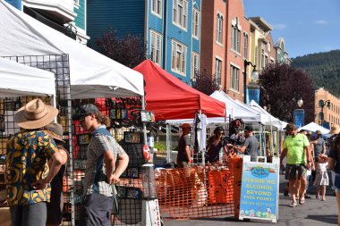 Park City, Utah - 27 Ağustos: Park City, Utah, 27 Ağustos 2017 üzerinde görüldüğü Park aptal Pazar pazarı. O bir çevre dostu açık hava Pazar, sokak Festivali ve Toplum Forumu.