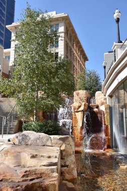 Salt Lake City, Ut - Ağustos 28: Şehir Creek Merkezi Salt Lake City, Utah, 28 Ağustos 2017 üzerinde görüldüğü gibi. Öyle bir karma kullanımlı gelişme ile lüks bir açık hava alışveriş merkezi.