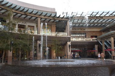 Salt Lake City, Ut - Ağustos 28: Şehir Creek Merkezi Salt Lake City, Utah, 28 Ağustos 2017 üzerinde görüldüğü gibi. Öyle bir karma kullanımlı gelişme ile lüks bir açık hava alışveriş merkezi.