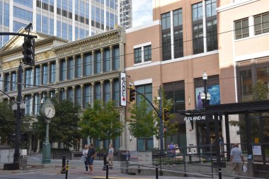 Salt Lake City, Ut - Ağustos 28: Şehir Creek Merkezi Salt Lake City, Utah, 28 Ağustos 2017 üzerinde görüldüğü gibi. Öyle bir karma kullanımlı gelişme ile lüks bir açık hava alışveriş merkezi.