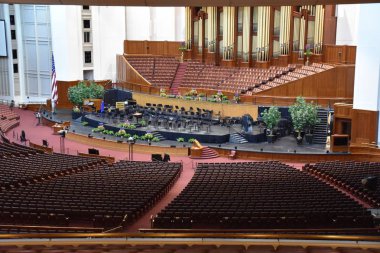 Salt Lake City, Ut - Ağustos 28: Konferans merkezi Salt Lake City, Utah, üzerinde 28 Ağustos 2017. Kilise of Jesus Christ of Latter-day Saints ve inşa edilmiş en büyük auditorium ana toplantı salonu olduğunu.