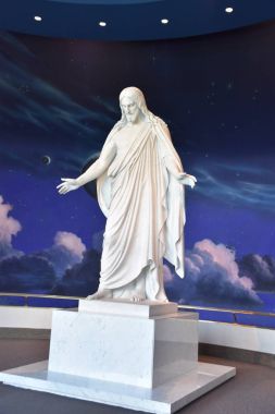 Salt Lake City, Ut - Ağustos 28: Kuzey Ziyaretçi Merkezi at Temple Square Salt Lake City, Utah, 28 Ağustos 2017 üzerinde görüldüğü gibi. O bir kopyasını Christus, İsa'nın bir heykelin şekil.