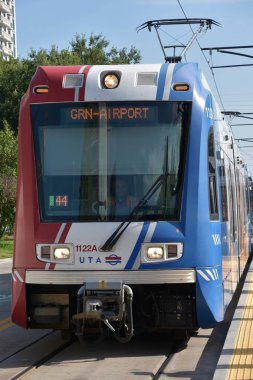 Salt Lake City, Ut - Ağustos 28: Trax, Utah taşıma yetkilisinin hafif raylı sistemi, Downtown Salt Lake City, 28 Ağustos 2017 üzerinde görüldüğü gibi.