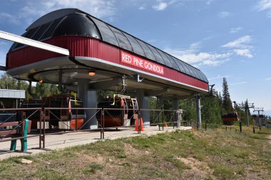Park City, Ut - Ağustos 29: kızıl çam gondol Park City, Utah, 29 Ağustos 2017 üzerinde görüldüğü gibi kanyonlar Köyü'nde. 8,000 feet yükseklikte için çarpıcı bir yolculuk olacak.