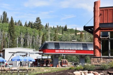 Park City, Ut - Ağustos 29: kızıl çam gondol Park City, Utah, 29 Ağustos 2017 üzerinde görüldüğü gibi kanyonlar Köyü'nde. 8,000 feet yükseklikte için çarpıcı bir yolculuk olacak.