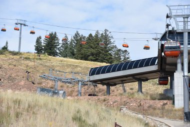 Park City, Ut - Ağustos 29: kızıl çam gondol Park City, Utah, 29 Ağustos 2017 üzerinde görüldüğü gibi kanyonlar Köyü'nde. 8,000 feet yükseklikte için çarpıcı bir yolculuk olacak.