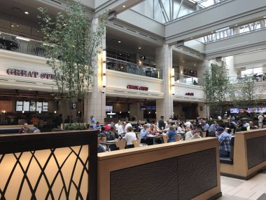 Salt Lake City, Ut - Ağustos 28: Şehir Creek Merkezi Salt Lake City, Utah, 28 Ağustos 2017 üzerinde görüldüğü gibi. Öyle bir karma kullanımlı gelişme ile lüks bir açık hava alışveriş merkezi.