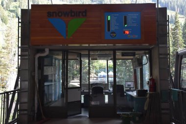 Sandy, Ut - Ağustos 29: Hava tramvay Snowbird Resort Sandy, Utah, 29 Ağustos 2017 üzerinde görüldüğü gibi. Üst 10 dakika gezisi sırasında yolcular 1.6 mil kablo boyunca ve 2900 dikey feet up whisks.