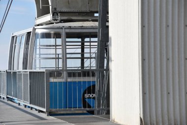 Sandy, Ut - Ağustos 29: Hava tramvay Snowbird Resort Sandy, Utah, 29 Ağustos 2017 üzerinde görüldüğü gibi. Üst 10 dakika gezisi sırasında yolcular 1.6 mil kablo boyunca ve 2900 dikey feet up whisks.