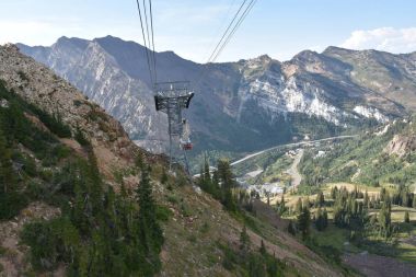Sandy, Ut - Ağustos 29: Hava tramvay Snowbird Resort Sandy, Utah, 29 Ağustos 2017 üzerinde görüldüğü gibi. Üst 10 dakika gezisi sırasında yolcular 1.6 mil kablo boyunca ve 2900 dikey feet up whisks.