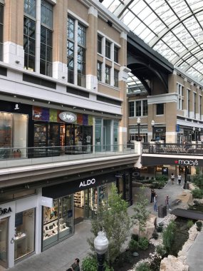 Salt Lake City, Ut - Ağustos 28: Şehir Creek Merkezi Salt Lake City, Utah, 28 Ağustos 2017 üzerinde görüldüğü gibi. Öyle bir karma kullanımlı gelişme ile lüks bir açık hava alışveriş merkezi.